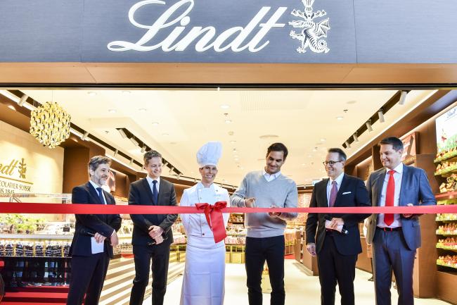 roger_federer_opens_lindt_chocolate_boutique_at_zurich_airport_-_dufry_-_050419.jpg